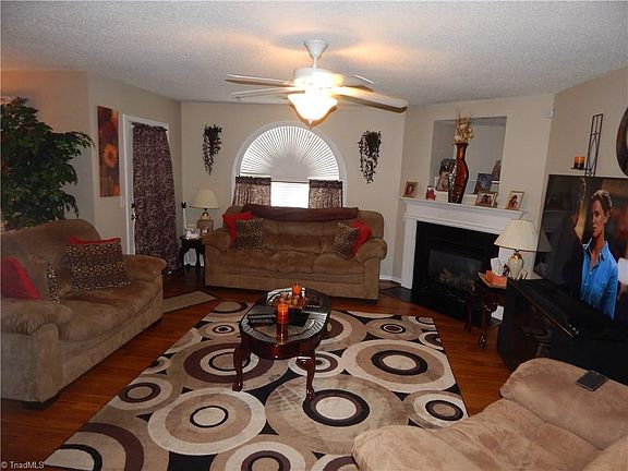 4th image of 4700 Pennoak Ln APT B