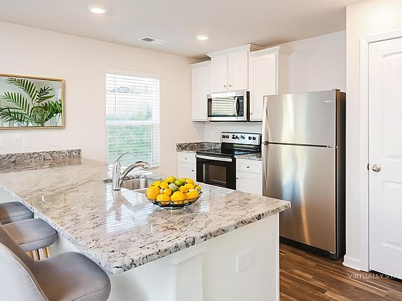 3rd image of 2135 Southlea Dr