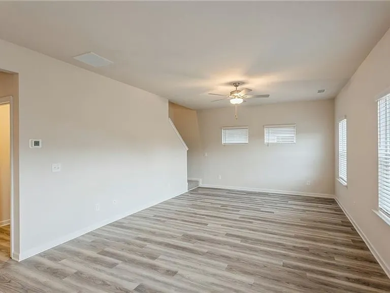 626 Mackenzie Cv — Photo 7