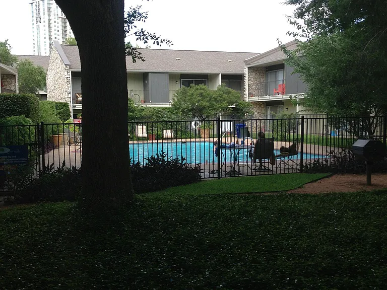 500 E Riverside Dr #141 — Photo 7