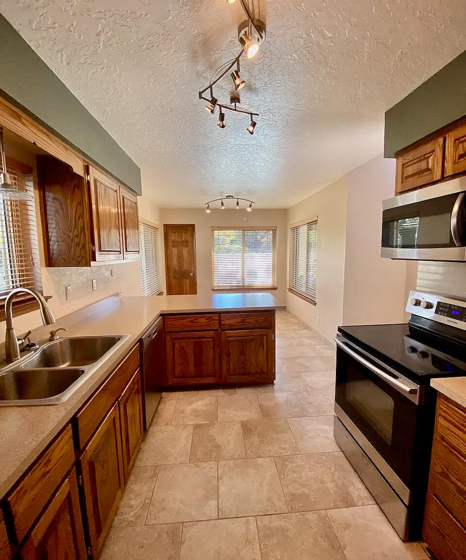 3 bed, 2.0 bath, 1980 sqft, $2,350 — Photo 4