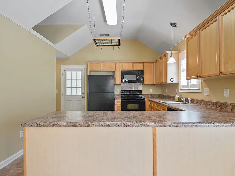1220 Village Trl — Photo 8