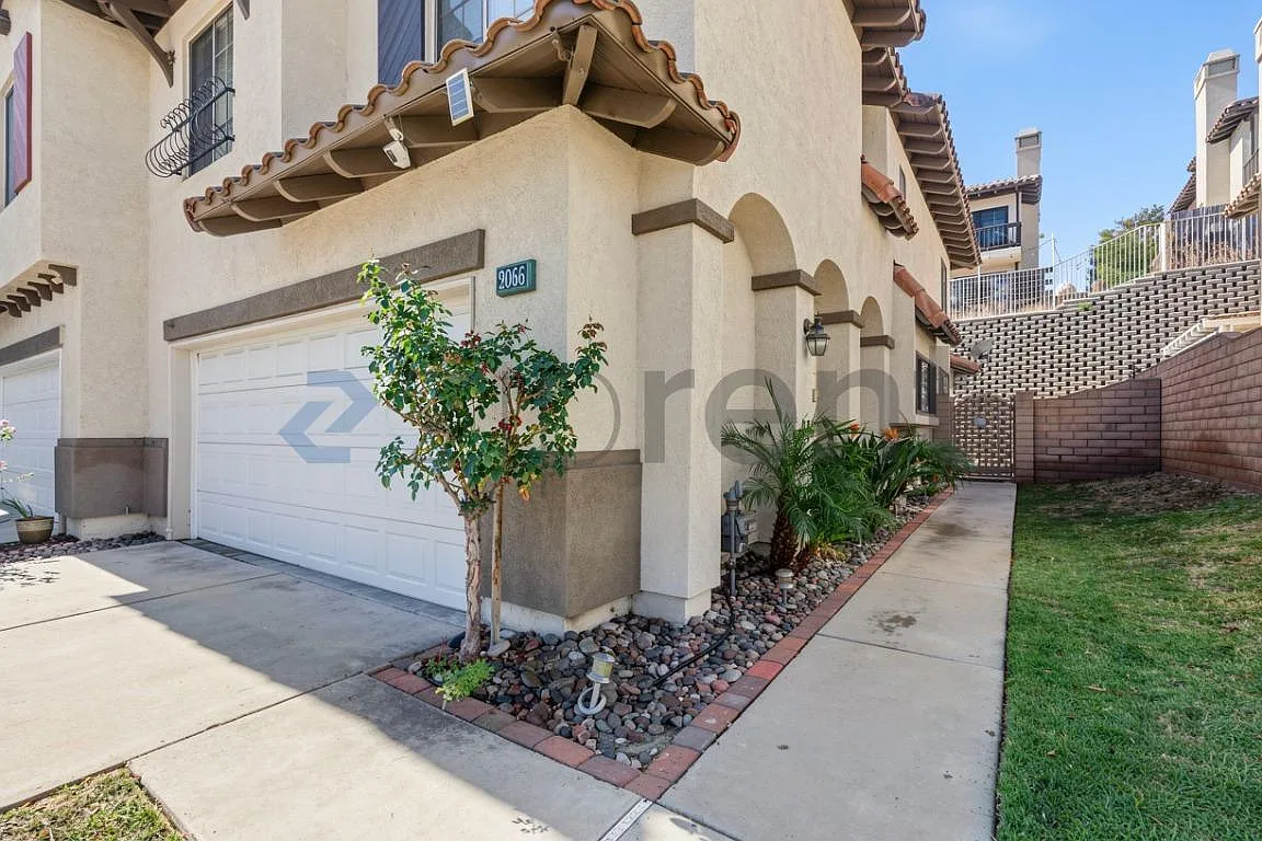 3 bed, 2.5 bath, 1471 sqft, $3,450 — Photo 3