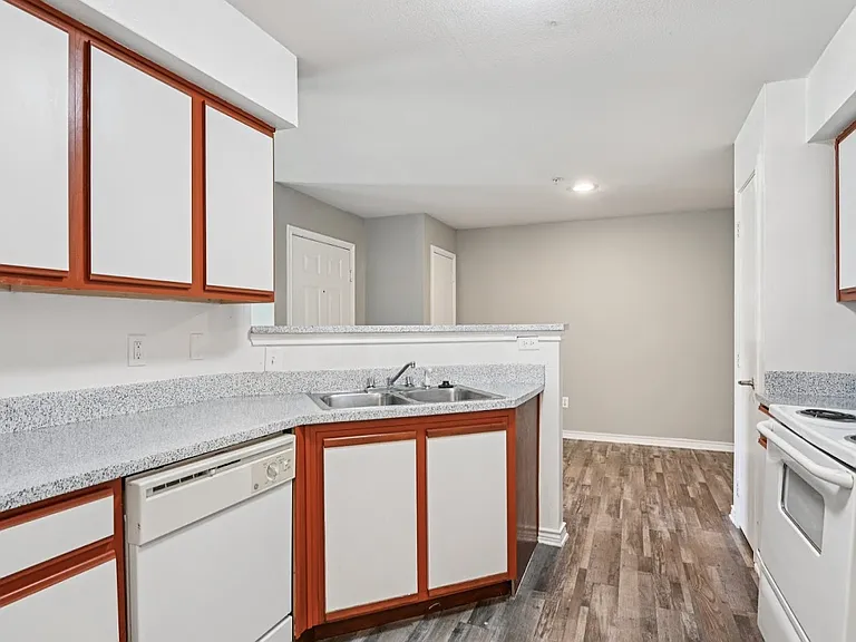 Timber Oaks Apartments — Photo 10
