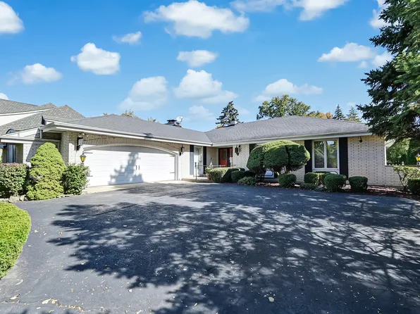 9S617 Brookbank Rd, Willowbrook, IL 60527