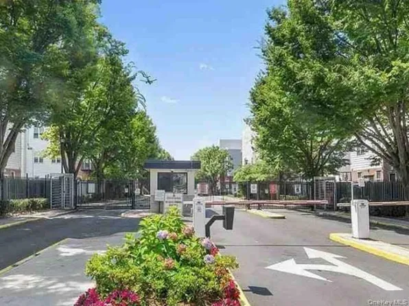 100 Neptune Ln #15100, Bronx, NY 10473