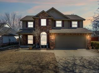 1702 Walnut Hill Ln, Claremore, OK 74019