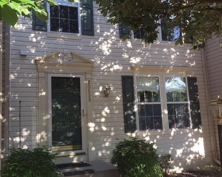 Charmin 3-level townhouse with Main level conveniently built