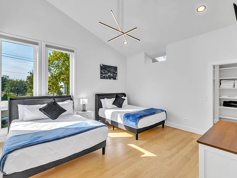 414 E Schiller St — Photo 10
