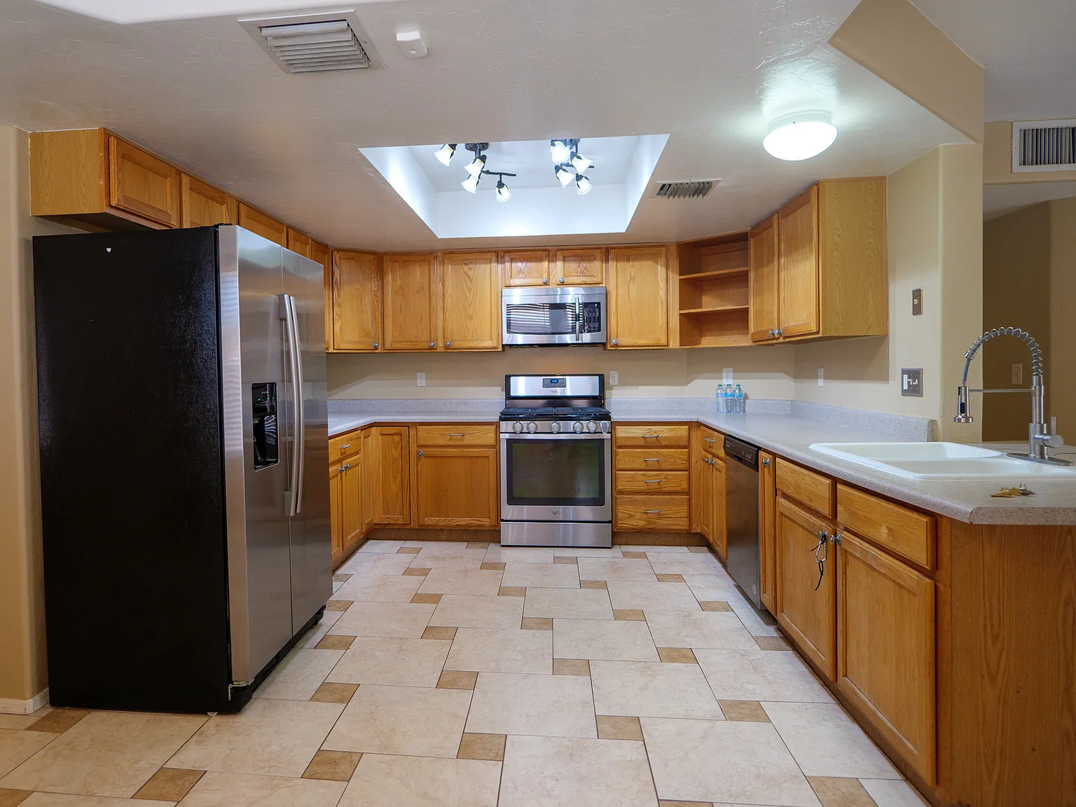 4 bed, 2446 sqft, $2,375 — Photo 4