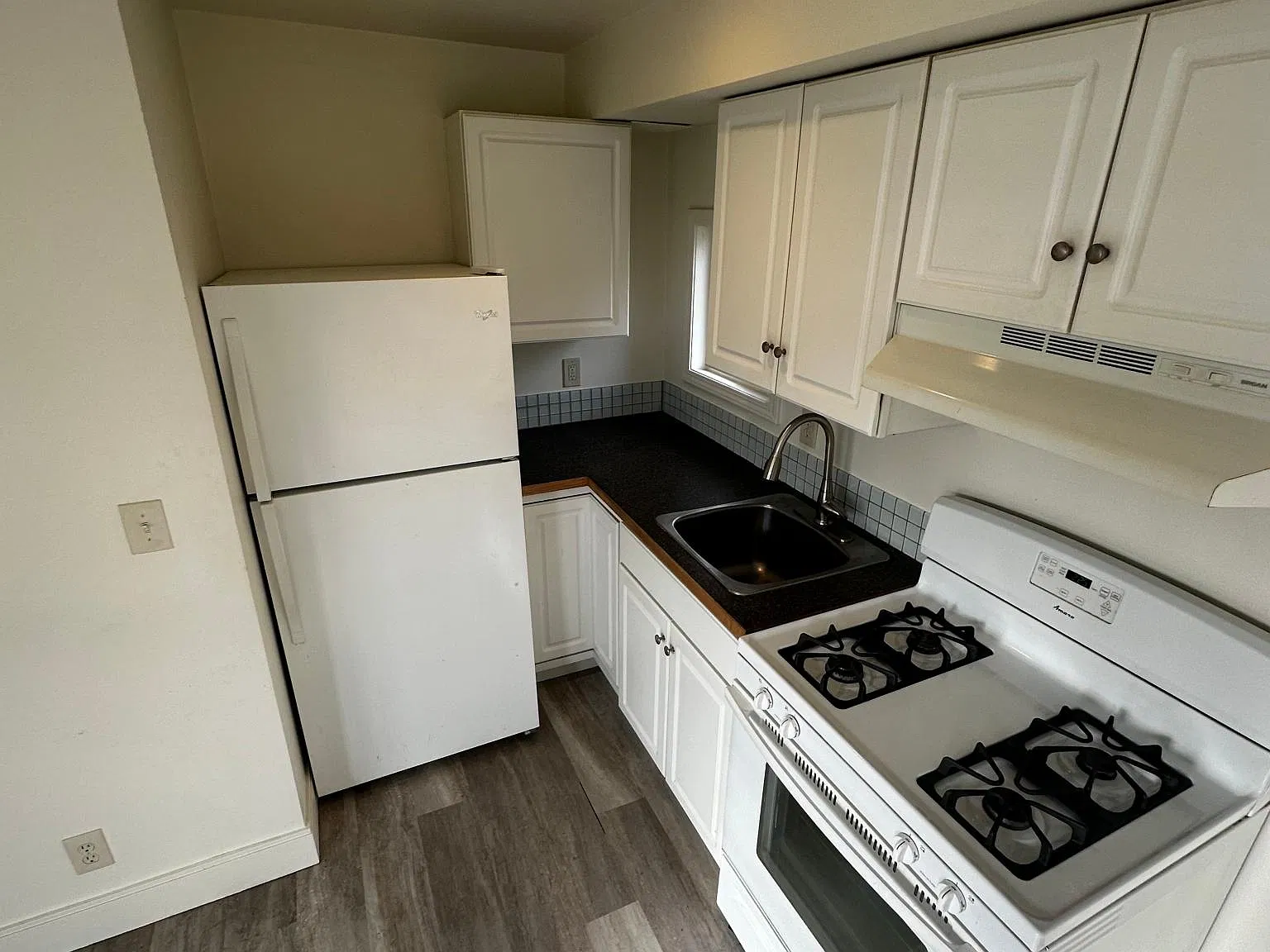 2858 W Maplewood Ave — Photo 2