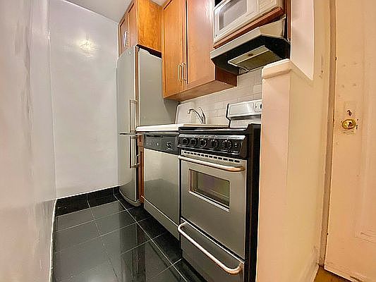 4th image of 148 W 68th St APT 1G