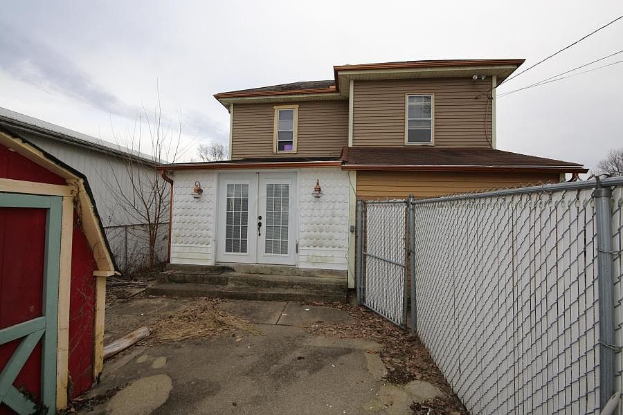 2nd image of 521 E Chestnut St
