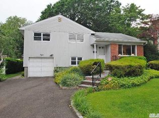 8 Margaret Dr, Plainview, NY 11803