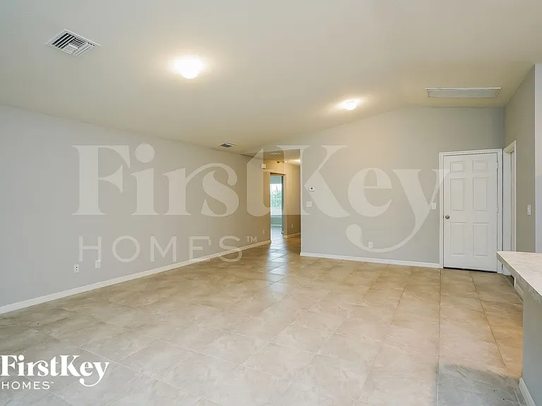 1606 NE 35th Ter — Photo 3