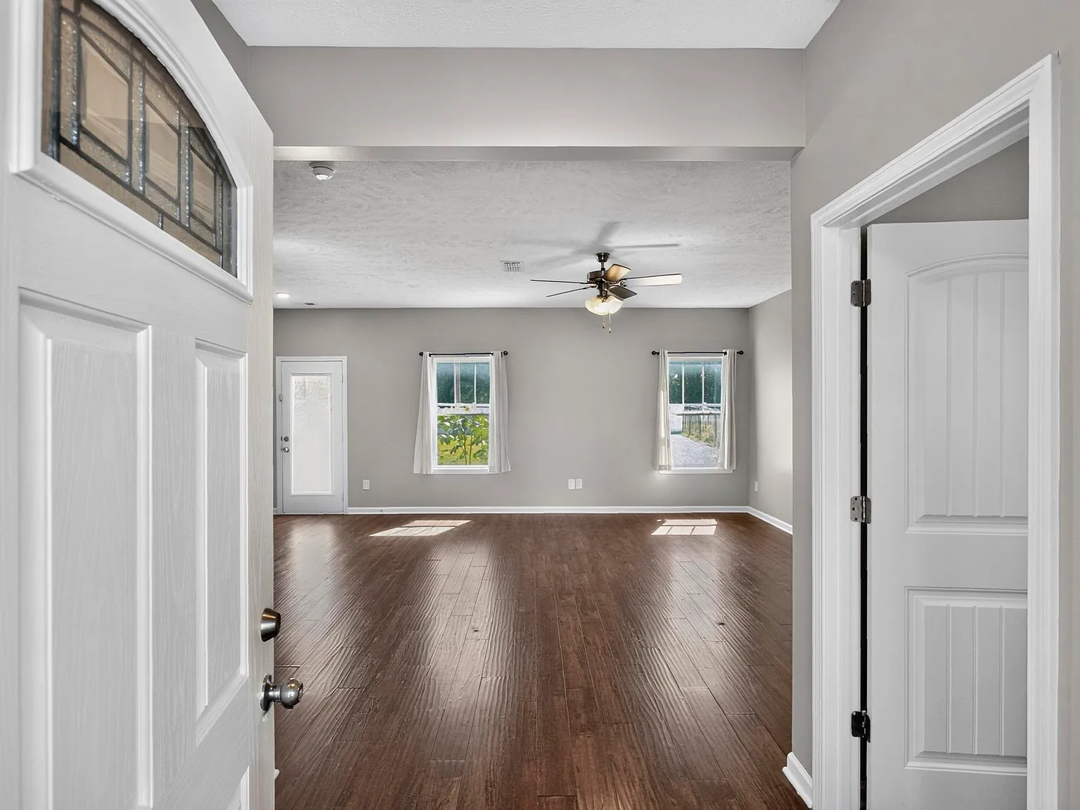 3 bed, 2.5 bath, 2340 sqft, $2,500 — Photo 2