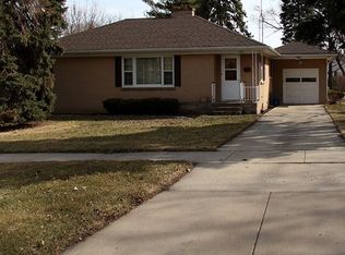 935 Lehnertz Ave, Aurora, IL 60505