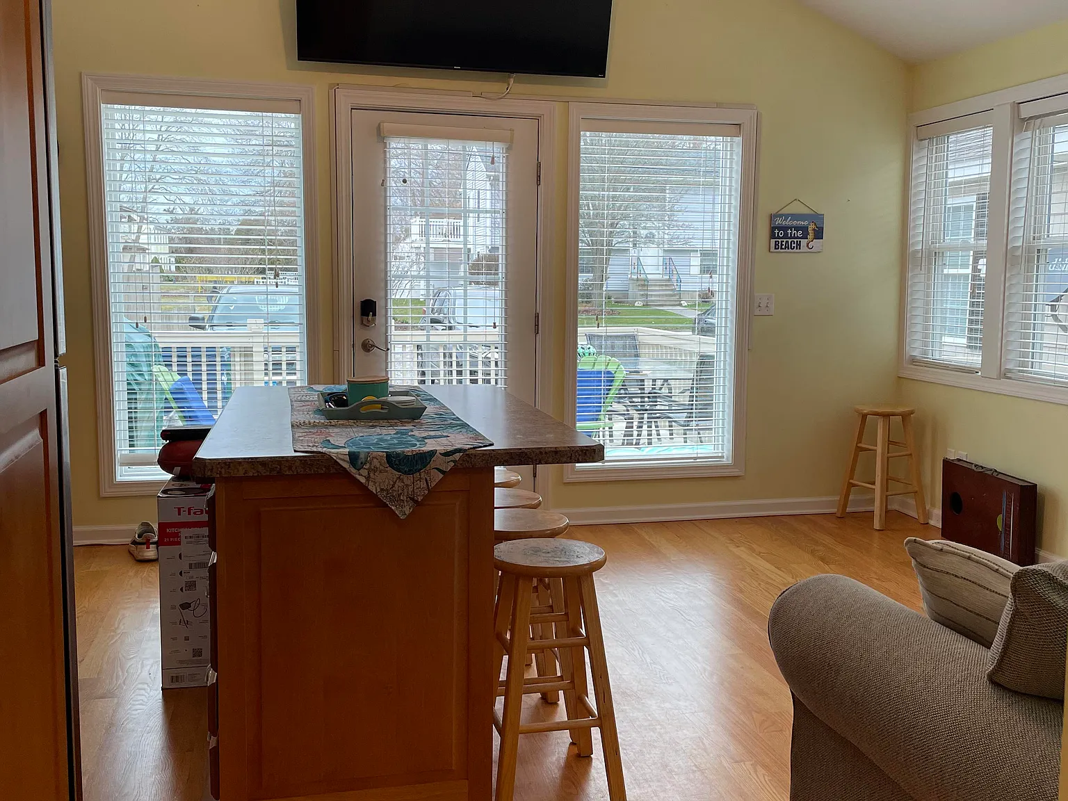 3 bed, 739 sqft, $2,100 — Photo 2