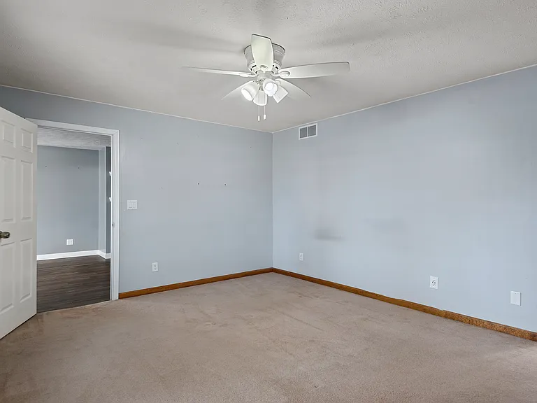 617 E Chestnut St — Photo 15