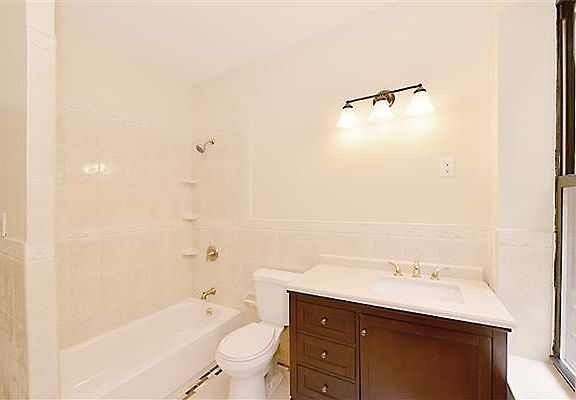 2nd image of 5 Pinehurst Ave APT 5B