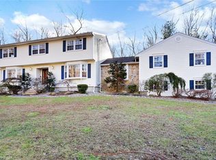 8 Winhall Ln, Trumbull, CT 06611