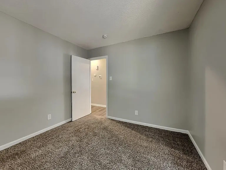 607 Oakview Rd — Photo 4