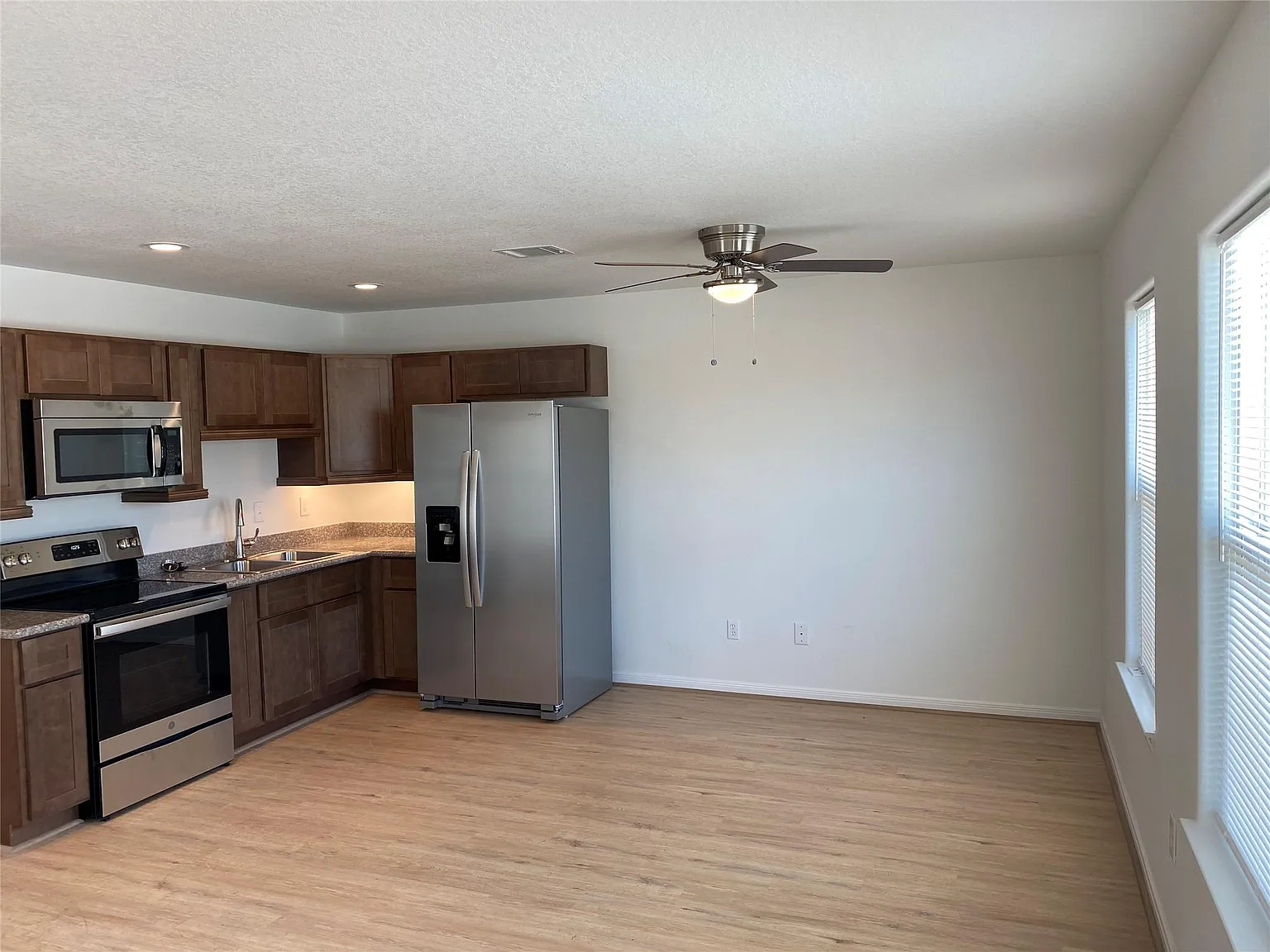 2 bed, 1.0 bath, 800 sqft, $1,100 — Photo 3