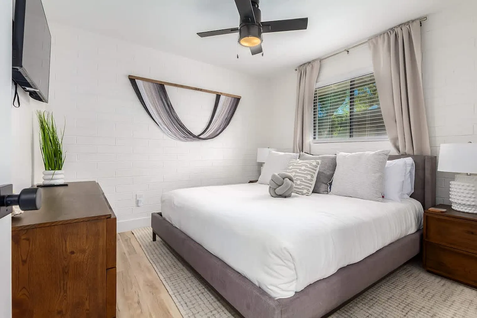 2 bed, 1.0 bath, 796 sqft, $2,424 — Photo 3