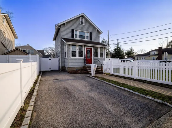 131 Thelma Avenue, Merrick, NY 11566
