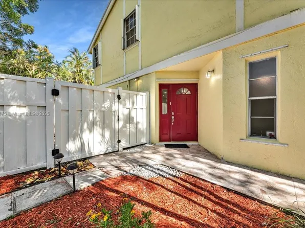 1060 SW 111th Way, Davie, FL 33324