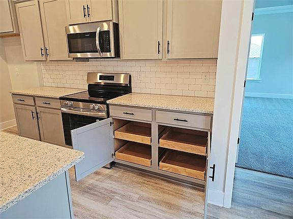 5th image of 348 Charles Ridge Ave
