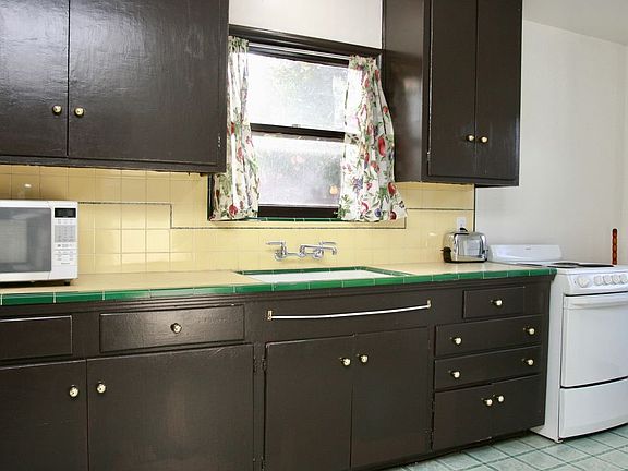 2nd image of 1221 Prevost St #B