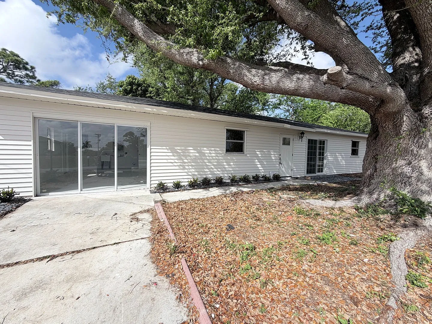 Section 8 3/2 Pool Home With 2 Bonus Rooms Available 09/01/2026 — Photo 1