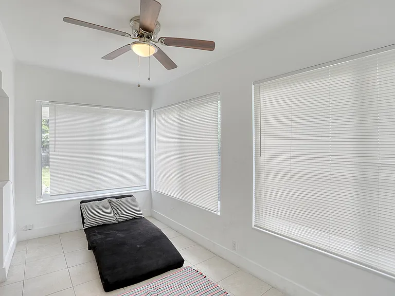 13875 NE 16th Ave — Photo 3