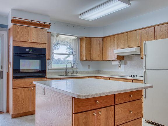 3rd image of 2470 Lyons Rd