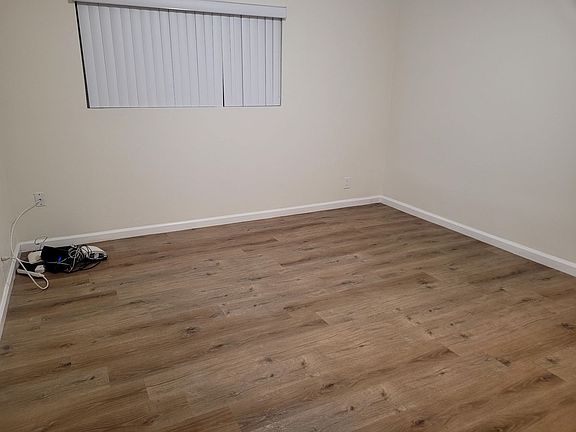 5th image of 11720 Hamlin St #1