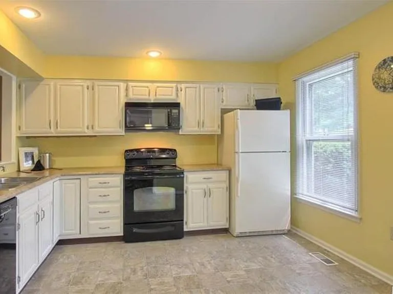 1104 Peggy Dr — Photo 7