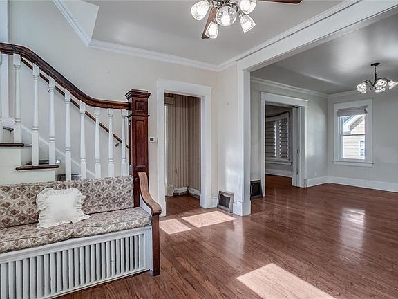 5th image of 907 W White Oak St