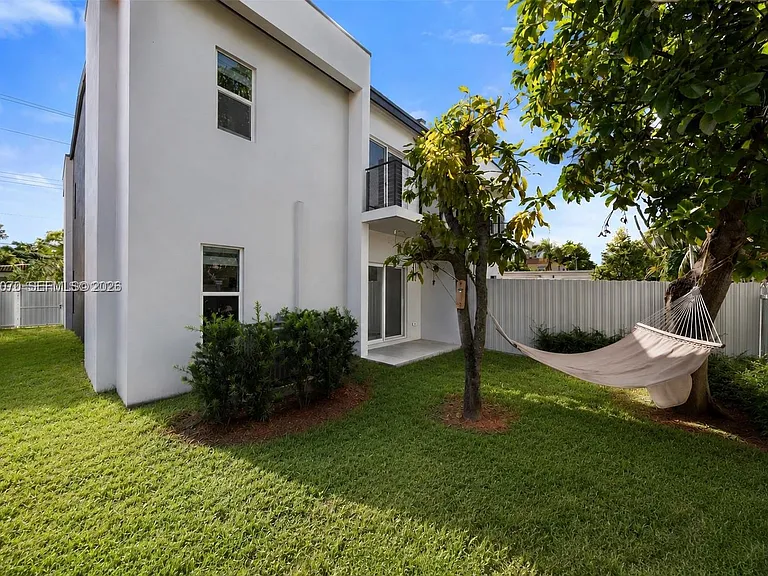 3431 SW 16th Ter #1 — Photo 3
