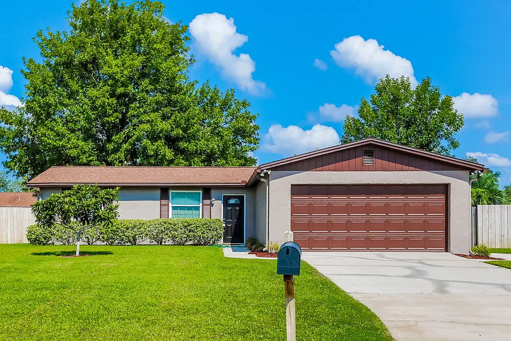 3 bed, 2.0 bath, 1300 sqft, $1,910 — Photo 1