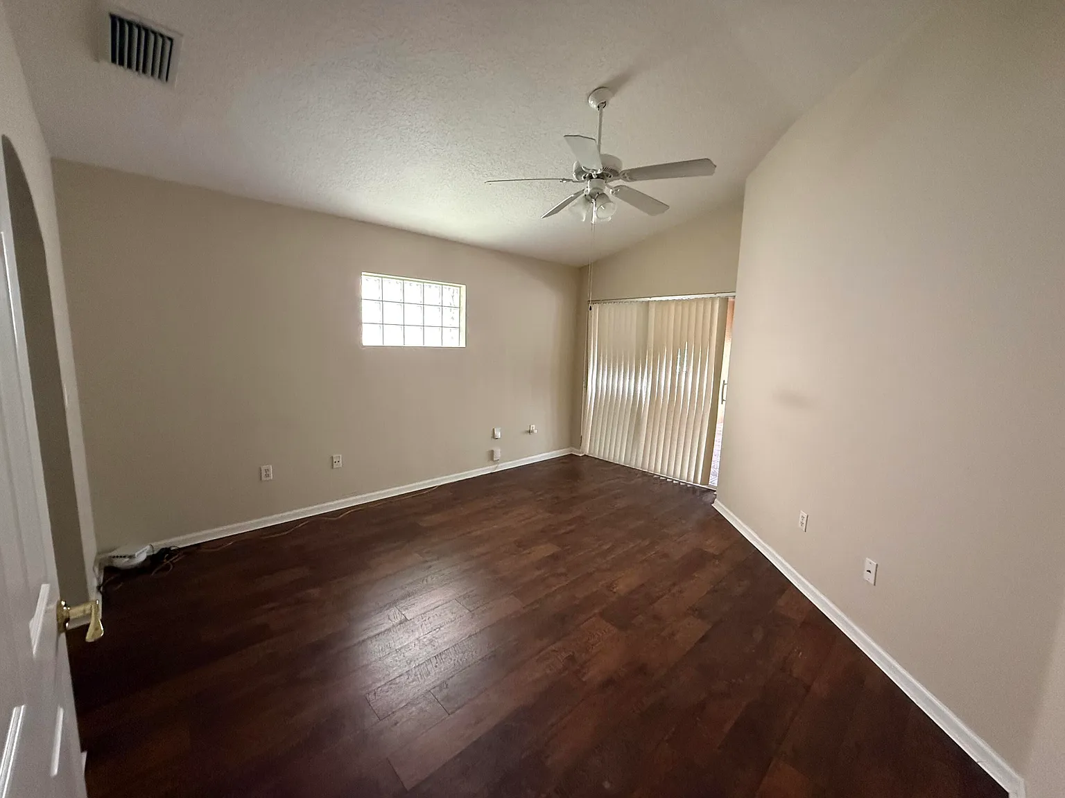 3 bed, 2.0 bath, 1792 sqft, $3,800 — Photo 2