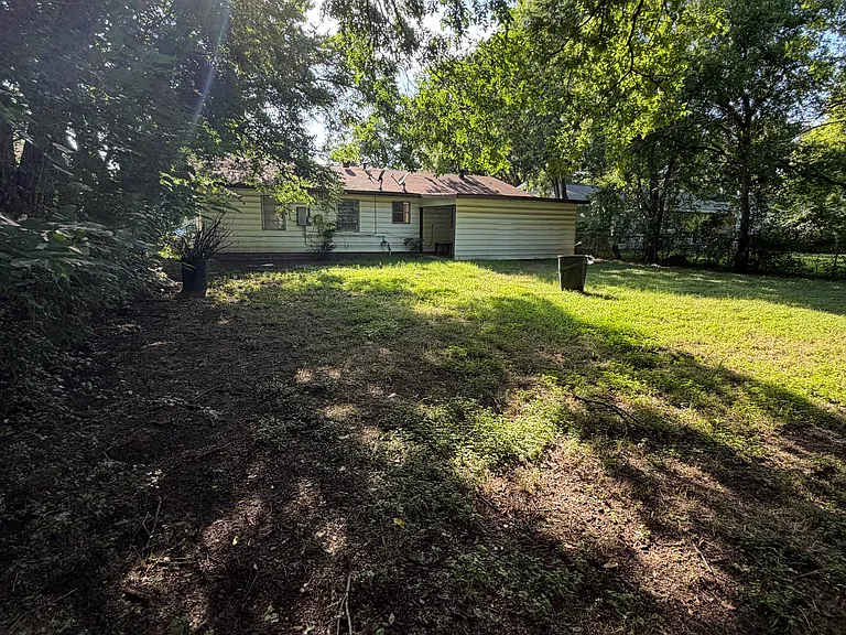 820 Milam Dr — Photo 2