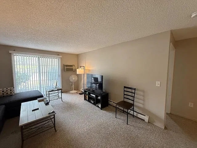 2 bed, 812 sqft, $2,100 — Photo 2