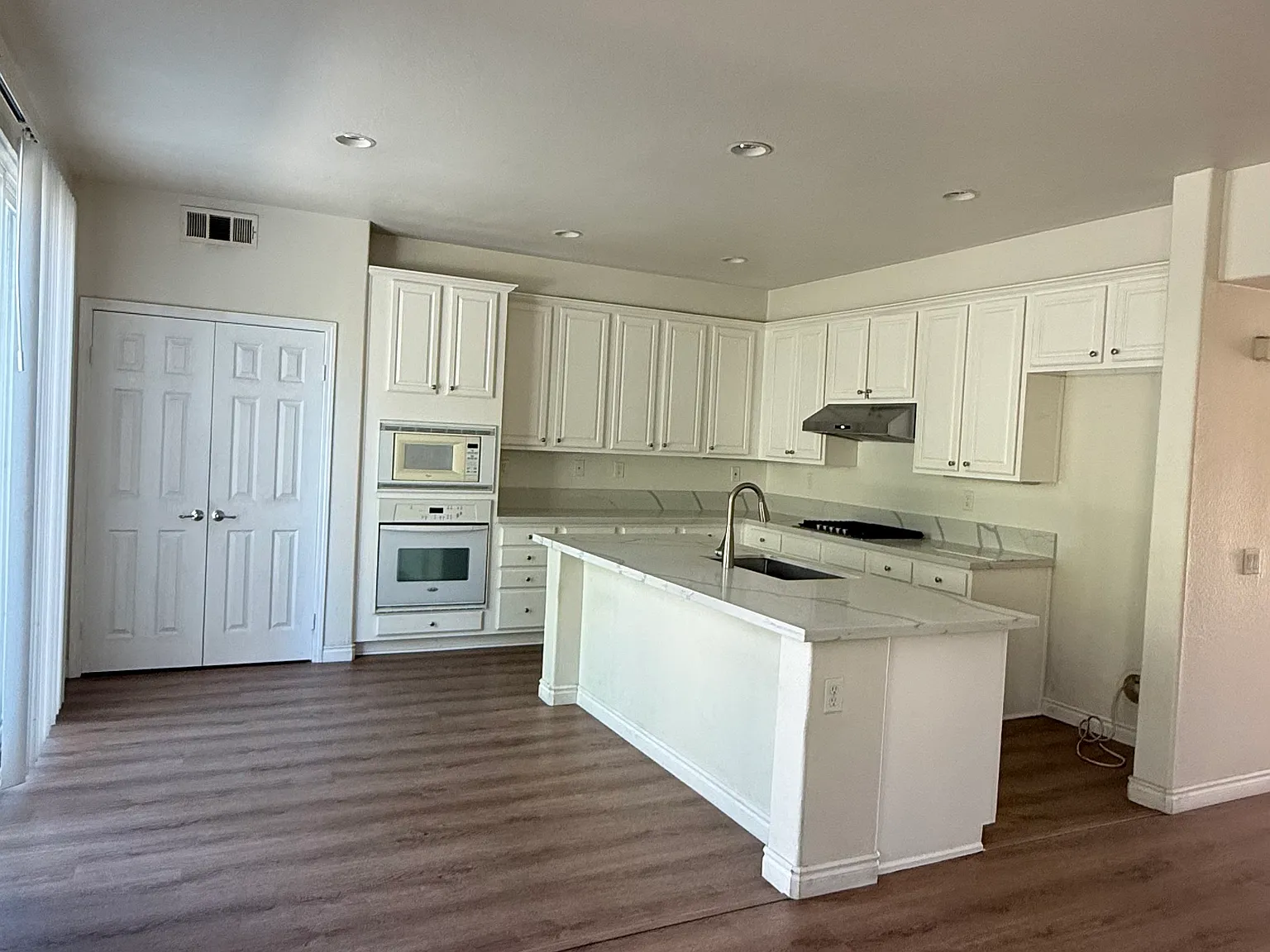 5 bed, 3320 sqft, $4,200 — Photo 4