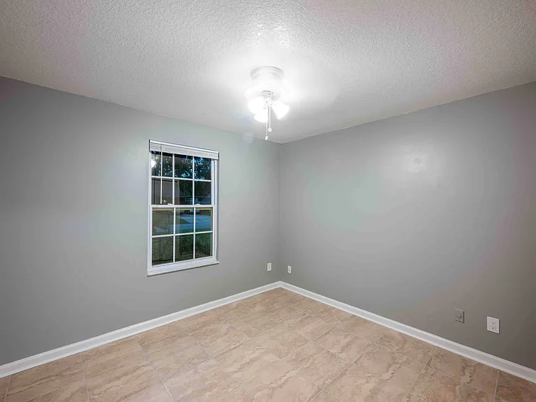 1623 Twin Oak Dr E — Photo 31