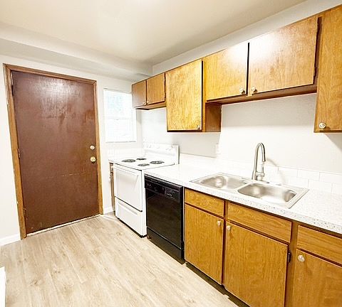 5th image of 637 Pleasant Ave #17662903