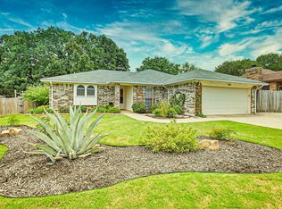 104 Hilltop Dr, Kennedale, TX 76060