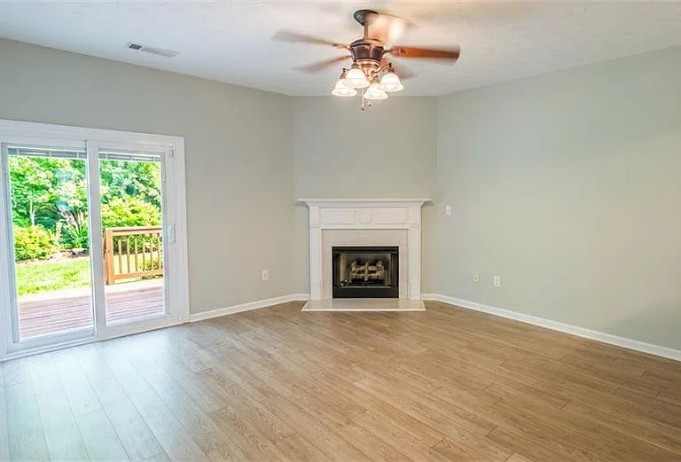 1426 Penhurst Dr — Photo 3