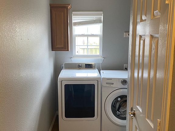 3rd image of 1050 Applewood Cir