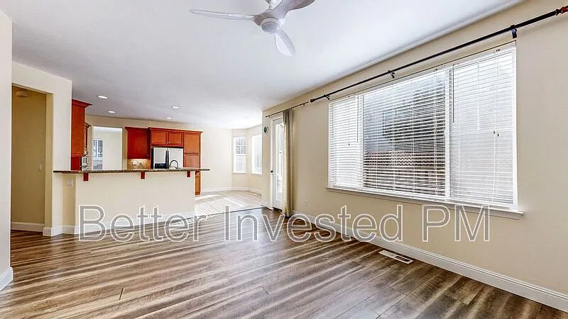 3 bed, 2.5 bath, 2264 sqft, $3,995 — Photo 3